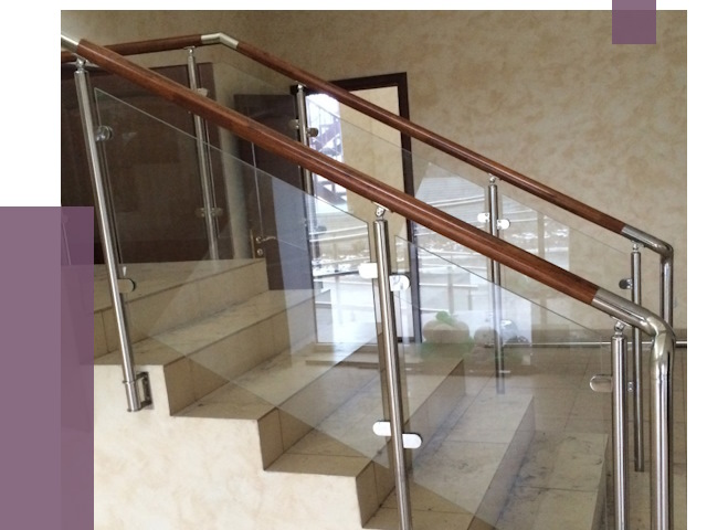 Комбинированные перила из металла и дерева в Рассказове